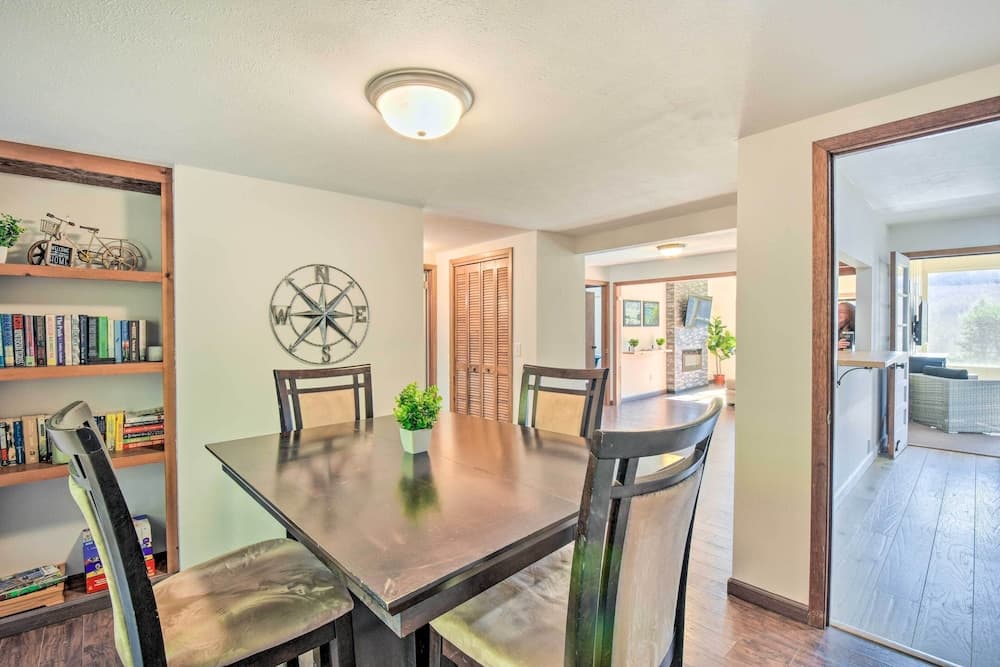 Franklin Home w/ Hot Tub & Mtn Views!