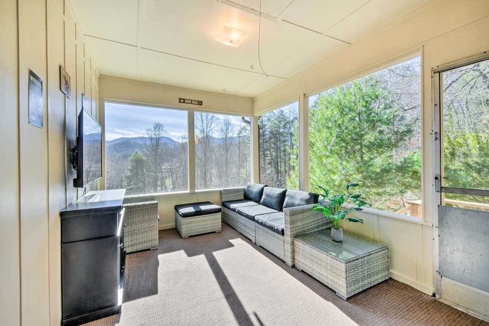 Franklin Home w/ Hot Tub & Mtn Views!
