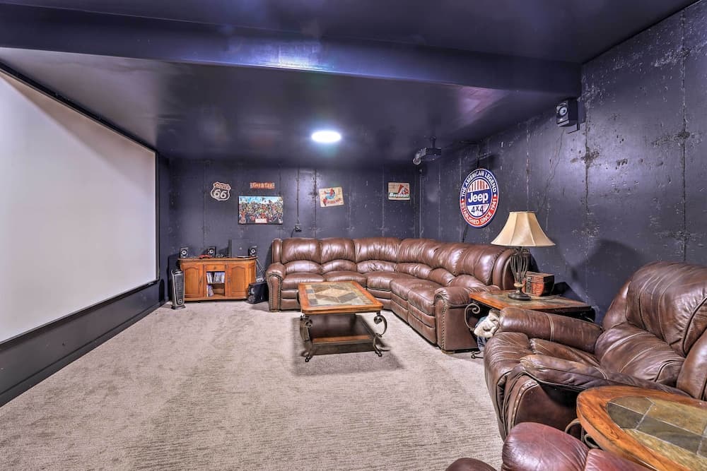 Rustic Escape w/ Deck, Hot Tub & Mountain Views