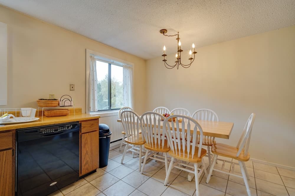 Dover Condo w/ Grill & Balcony: 3 Mi to Mt Snow!