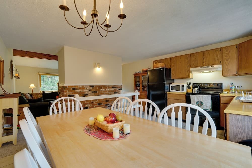 Dover Condo w/ Grill & Balcony: 3 Mi to Mt Snow!