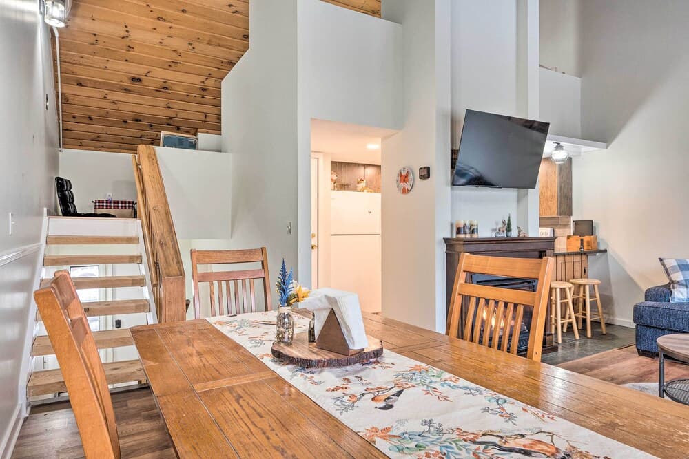 Lincoln Escape w/ Deck: 1 Mi to Loon Mountain!