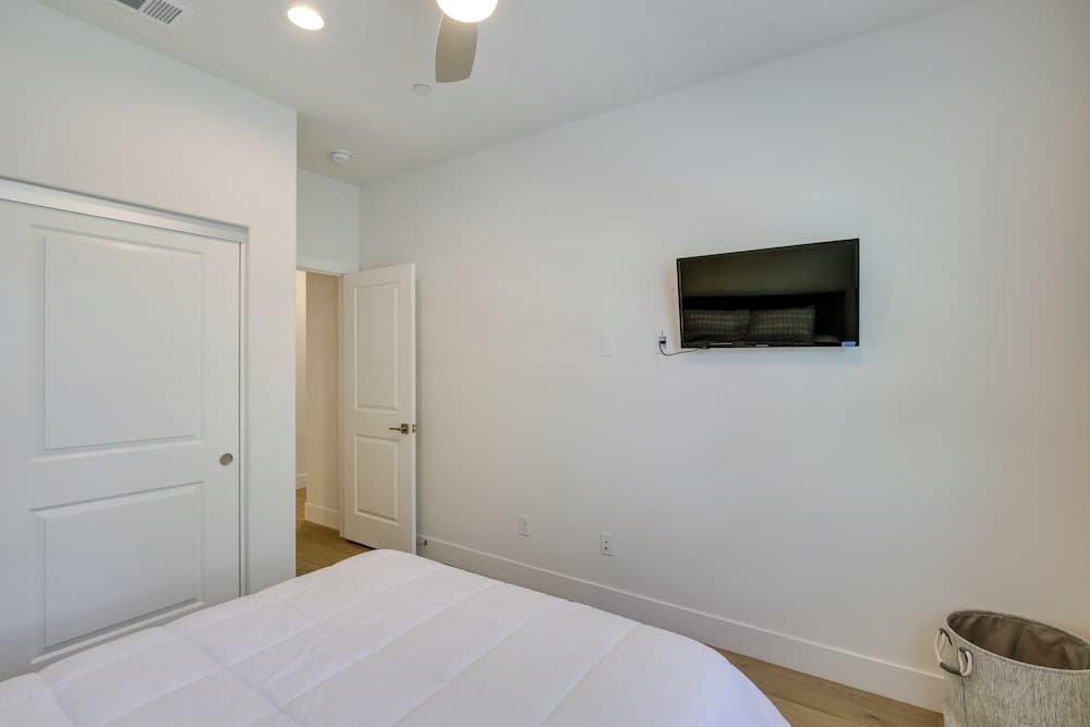 Pet-friendly Paramount Home, 16 Mi to Los Angeles!