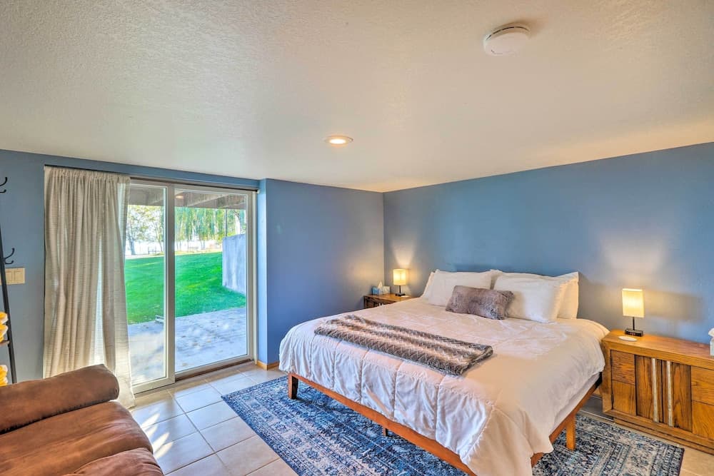 Lakeside Home w/ Beach ~ 14 Mi to Ski Area!