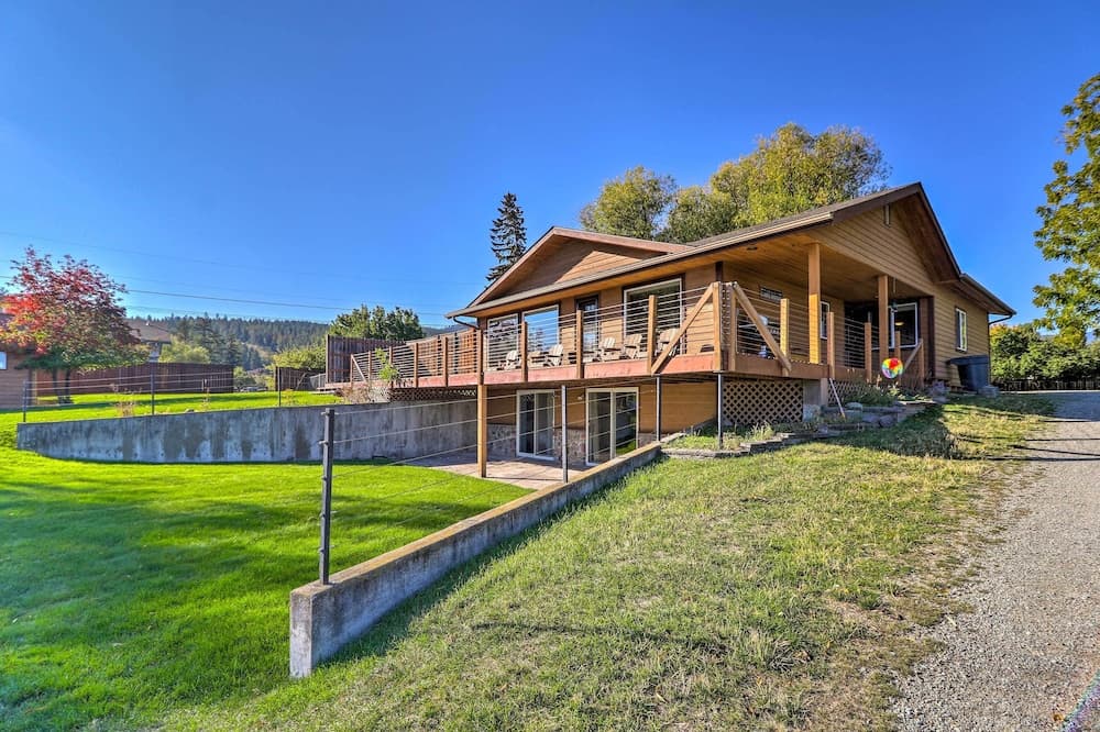 Lakeside Home w/ Beach ~ 14 Mi to Ski Area!