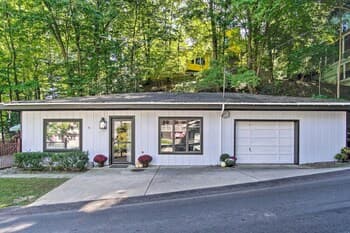 Pet-friendly Cottage < 1 Mile From Oval Beach!