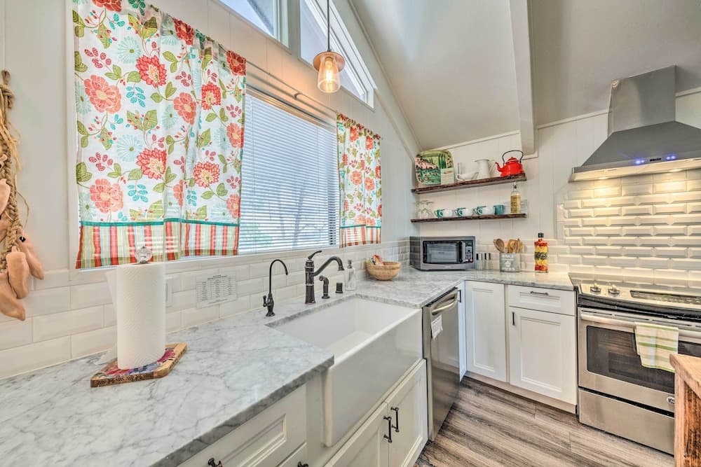 Unique & Modern Alto Home w/ Private Hot Tub!