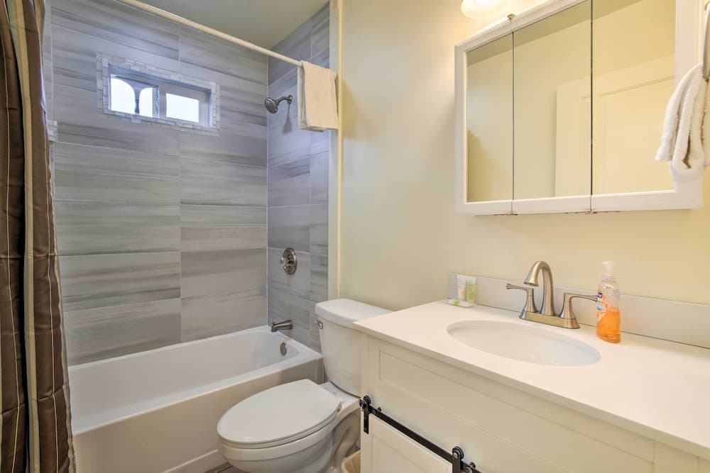 Winchester Bay Apt Near Dunes & State Parks!