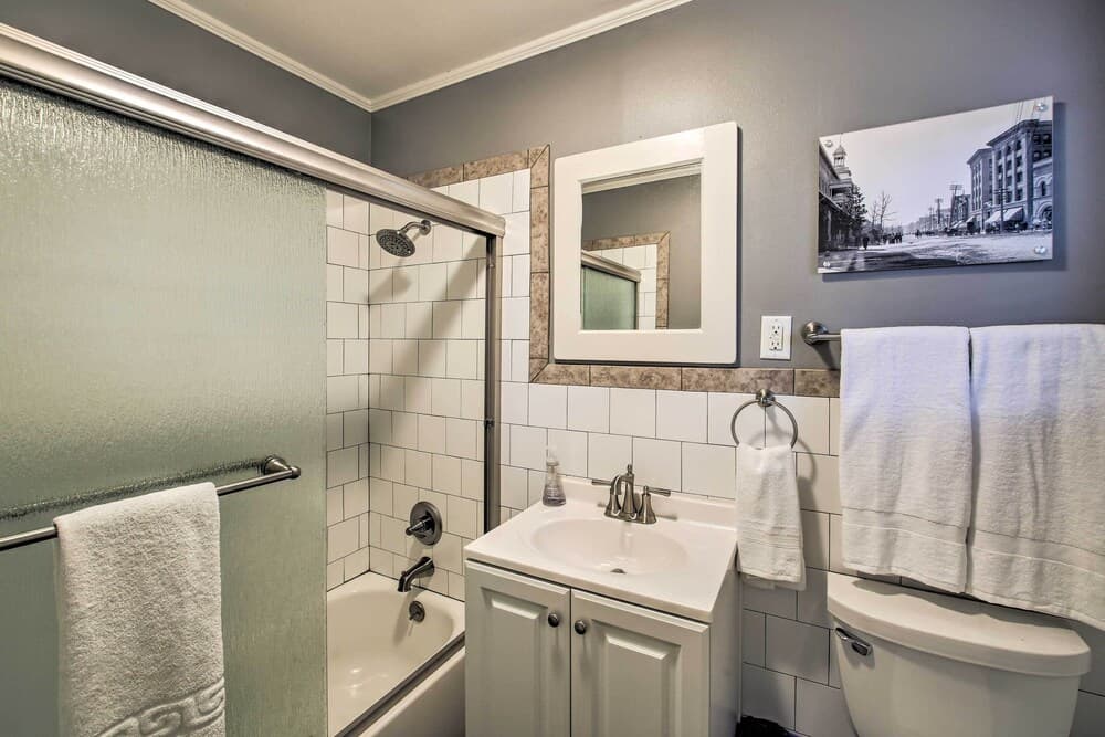 Waterfront Getaway w/ Dock on Lake Hamilton!