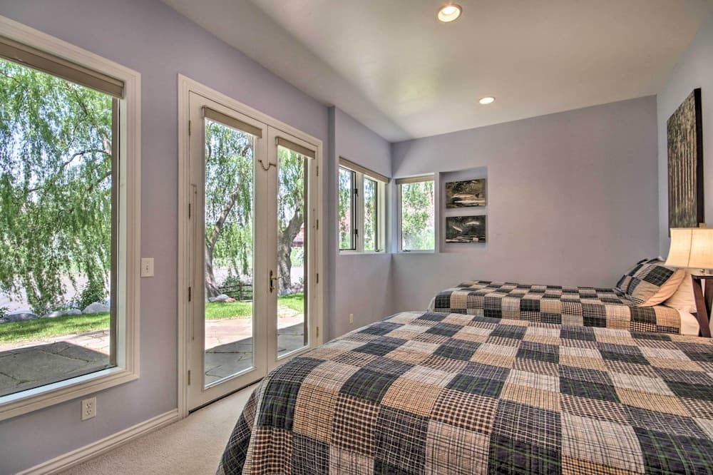 Rivers Edge Mtn Home: Private Hot Tub & Views