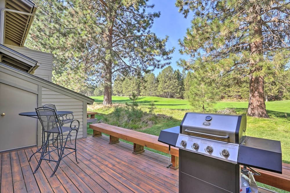 Bend Townhome w/ Golf Course Views & Private Deck!