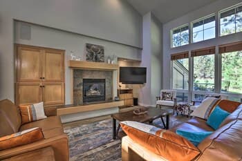 Bend Townhome w/ Golf Course Views & Private Deck!