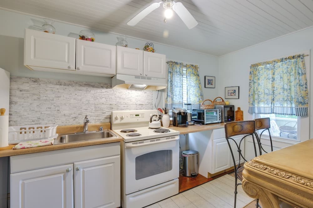 Charming Danbury Cottage w/ Lake Kenosia Access!
