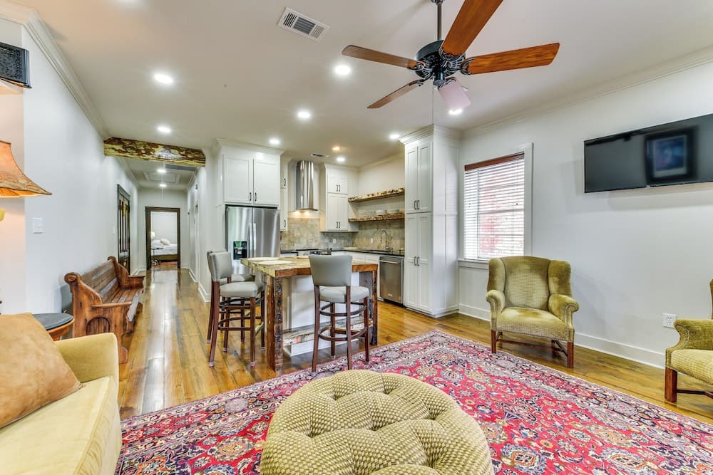 Charming Louisiana Getaway w/ Furnished Balcony!