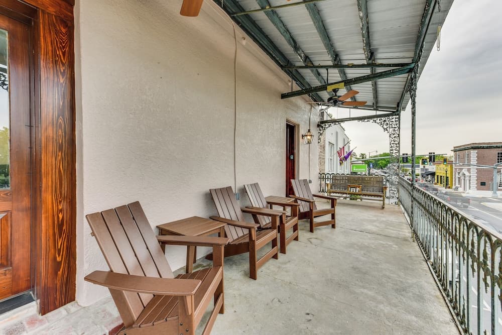 Charming Louisiana Getaway w/ Furnished Balcony!