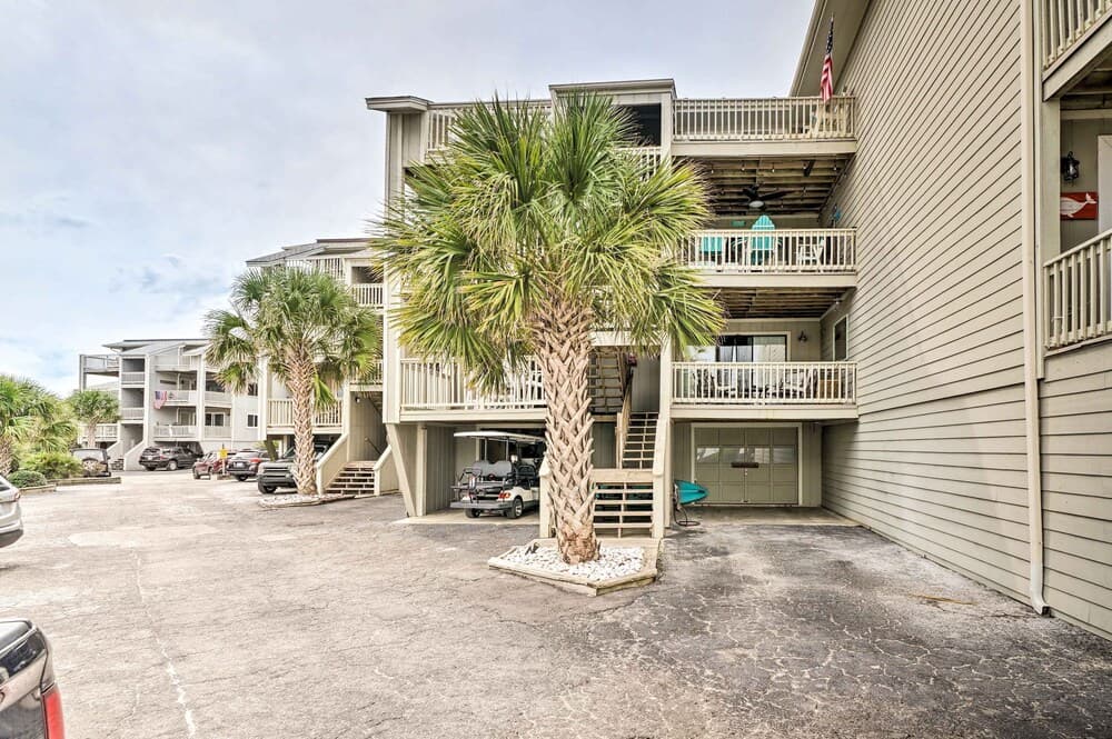 Coastal Condo w/ Pool Access - Steps to Beach