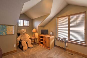 Family-friendly Fraser Getaway - Walk to Shuttle!