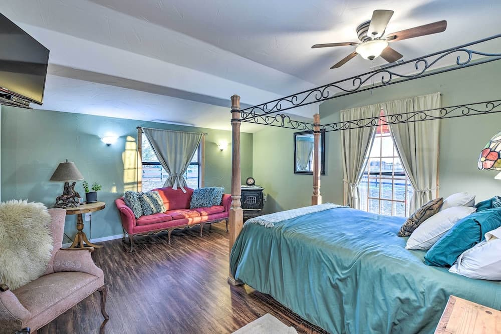 Banquet Hall & Pool: Expansive Forestburg Ranch!