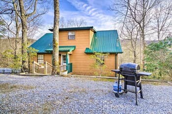 Gatlinburg Cabin Getaway w/ Mountain Views!
