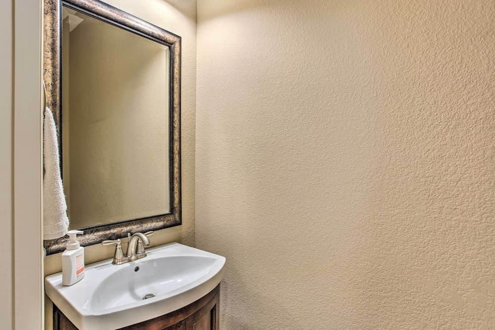 Gorgeous Plano Townhome w/ Patio & Grill!