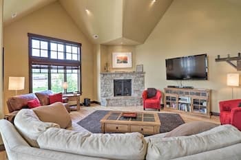 Downtown Condo Mins to Whitefish Resort & Lake!