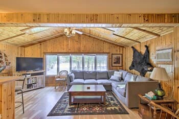 Cozy Vacation Rental Near Castle Rock Lake!