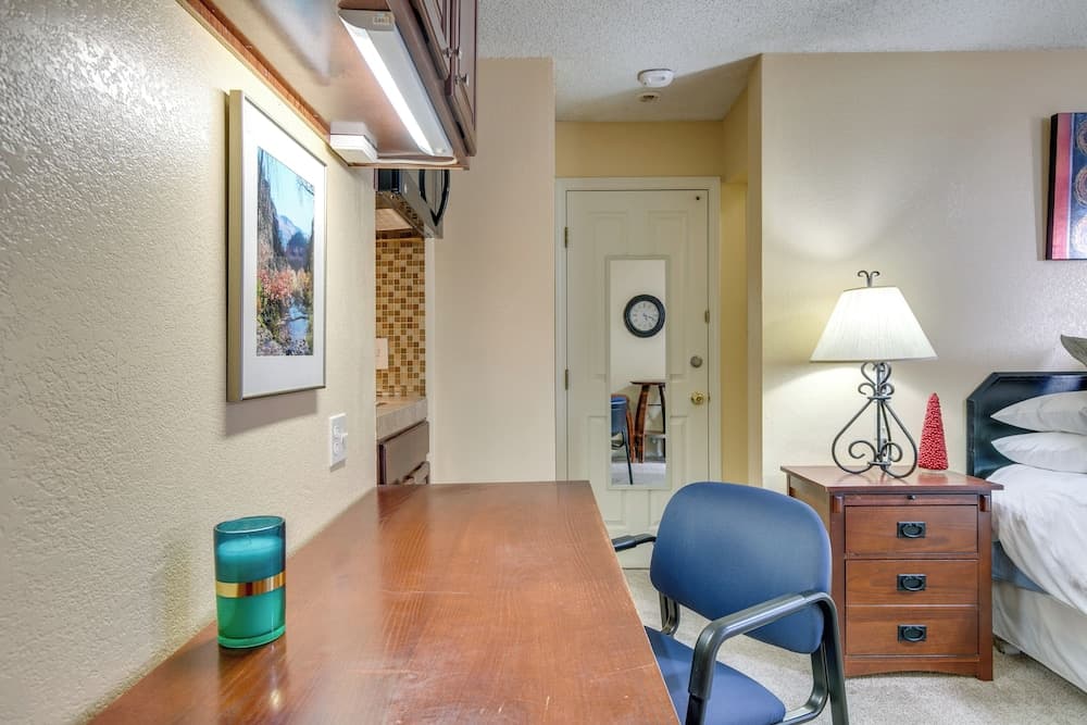 Half-mi to Light Rail: Greenwood Village Studio