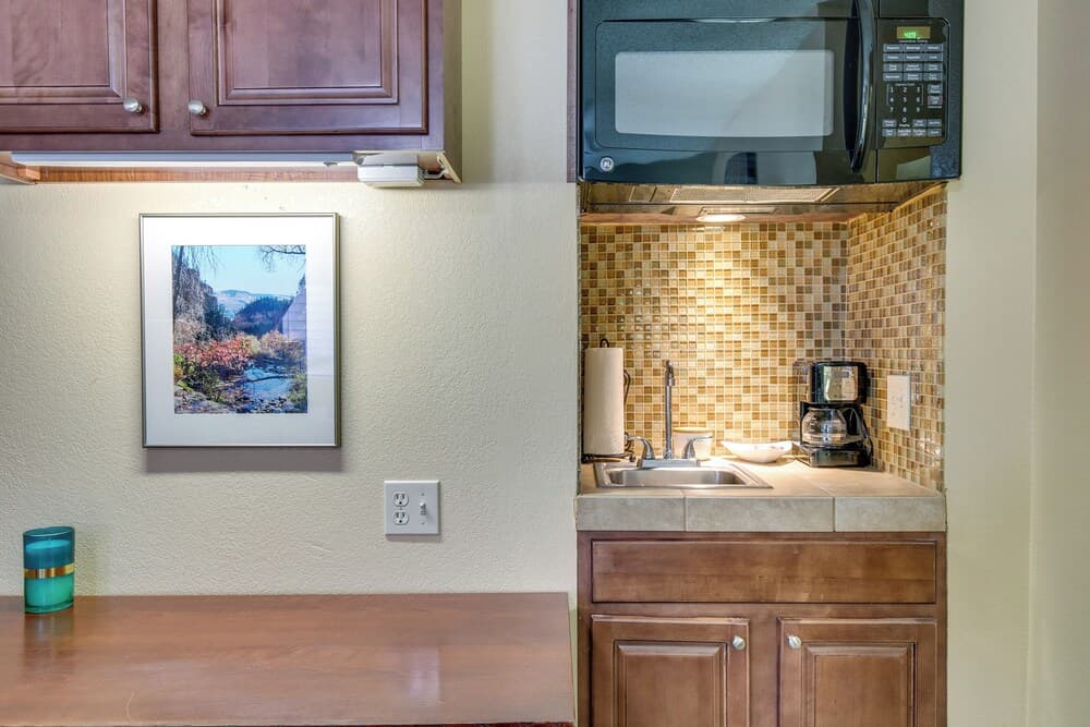 Half-mi to Light Rail: Greenwood Village Studio