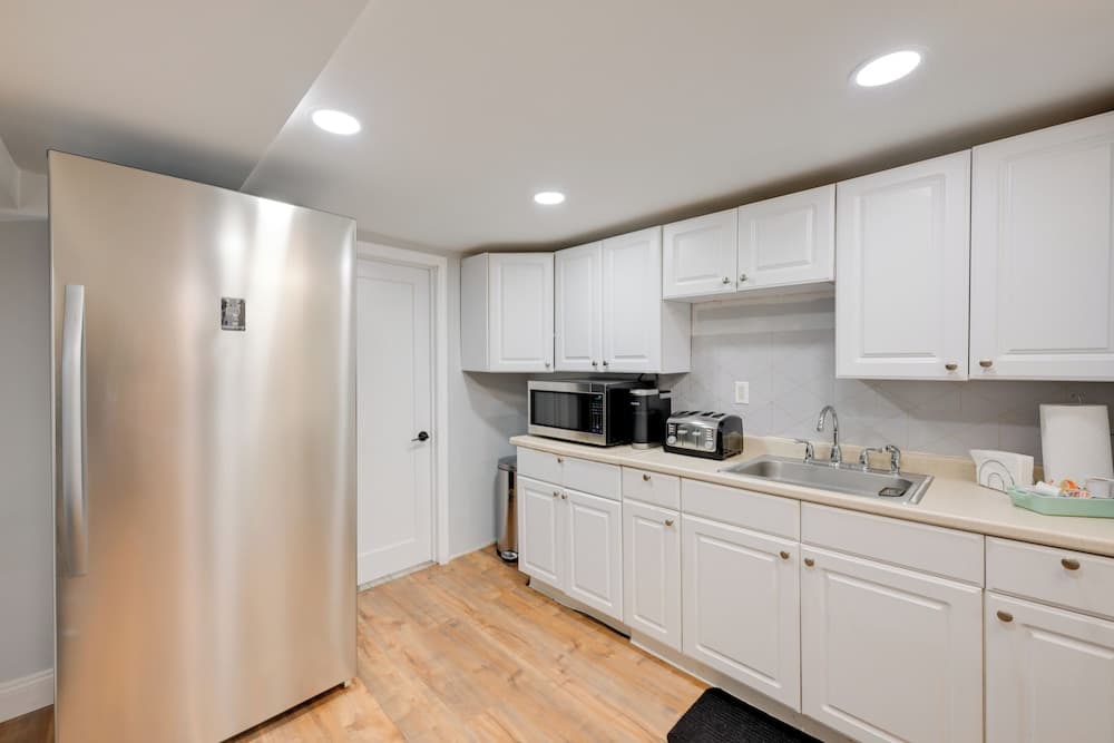 Lovely Elmont Apartment - Walk to Bus Stop!