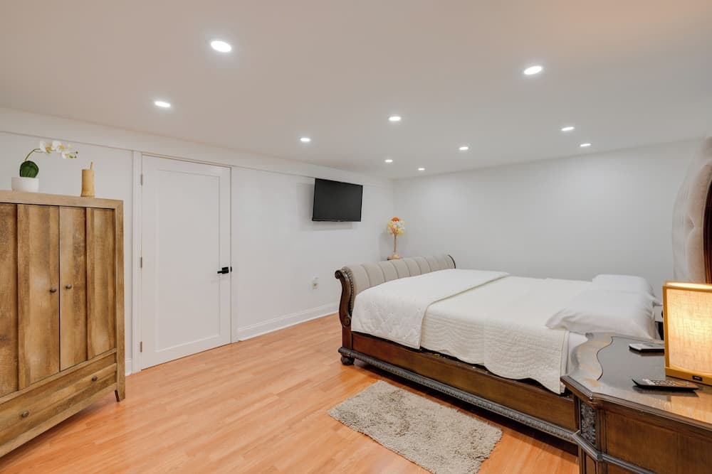 Lovely Elmont Apartment - Walk to Bus Stop!