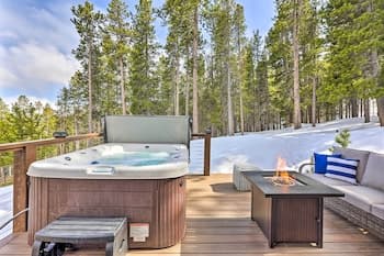 Modern Private Mtn. Retreat w/ Hot Tub & Fire Pit!