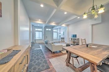 Pittsburgh Row Home: Steps to Stadiums & Dtwn!