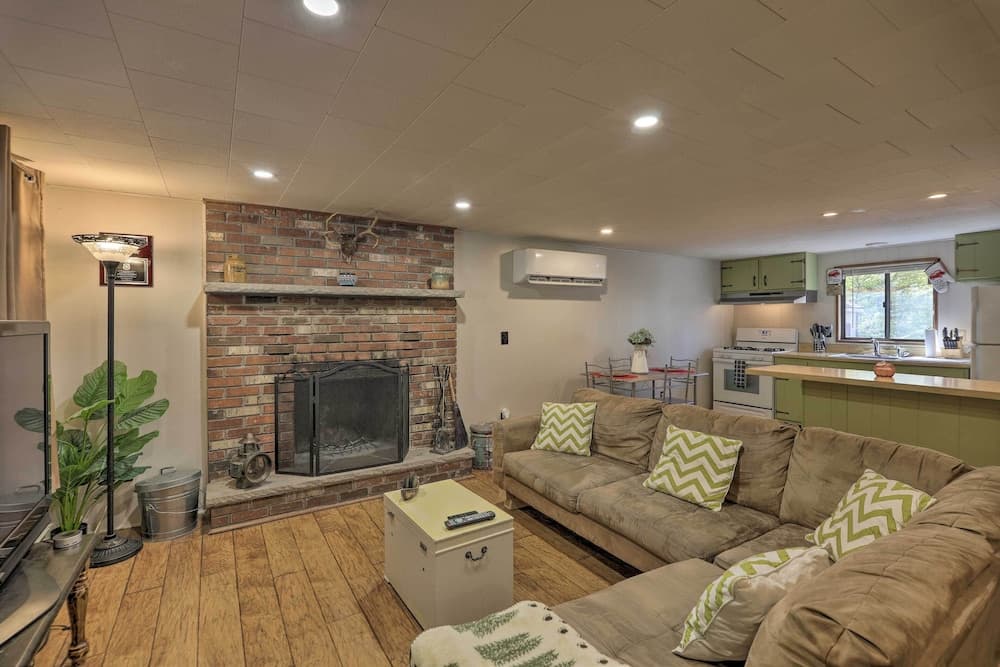 Arrowhead Lake Amenities: Quaint Home w/ Fireplace