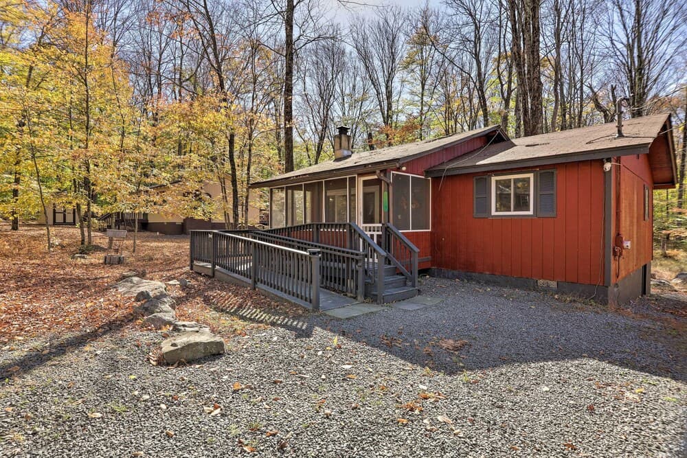 Arrowhead Lake Amenities: Quaint Home w/ Fireplace