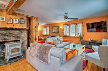 Vermont Getaway w/ Deck - 6 Miles to Mt Snow!