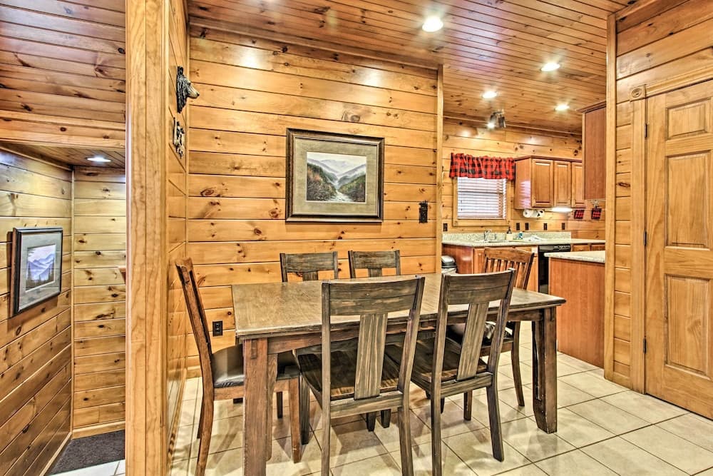 Cabin w/ Pool Access ~ 3 Mi to Downtown Gatlinburg