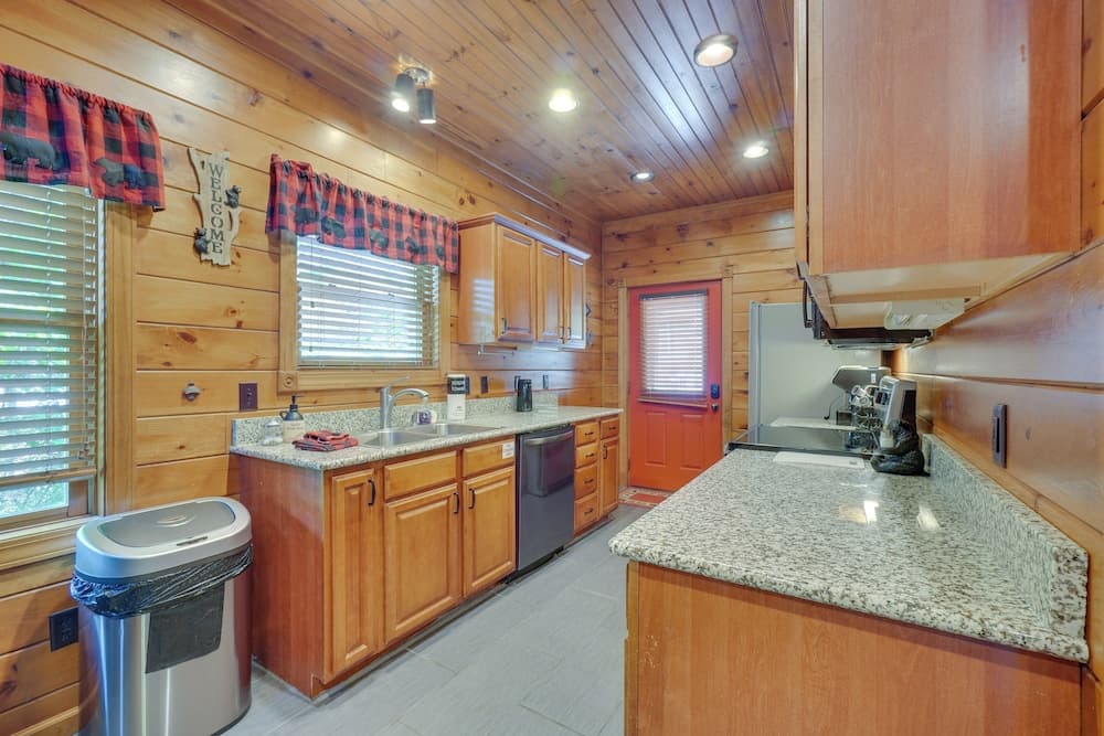 Cabin w/ Pool Access ~ 3 Mi to Downtown Gatlinburg