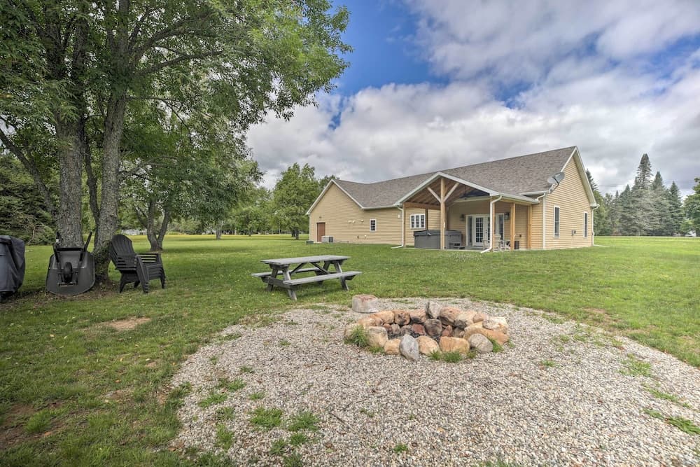 Upstate Hideaway w/ Hot Tub, 13 Mi to Malone!