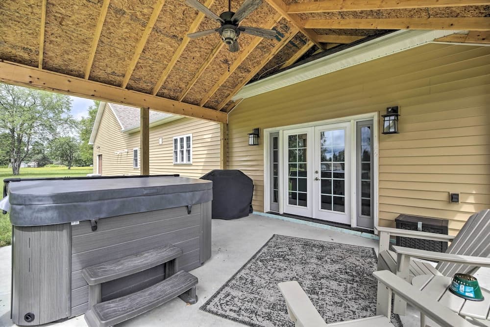 Upstate Hideaway w/ Hot Tub, 13 Mi to Malone!