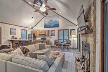 Wintergreen Cabin w/ Hot Tub: Golf & Relax!