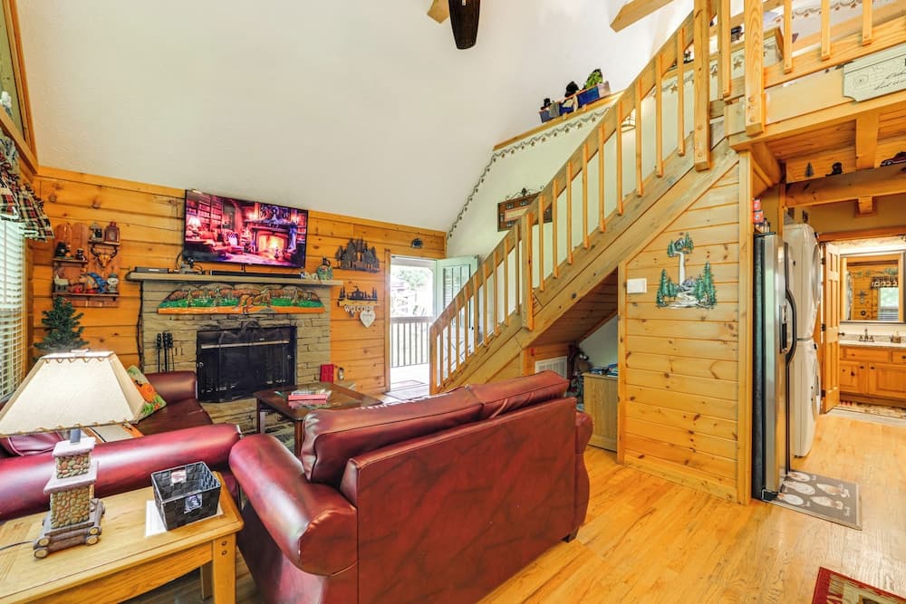 Return to Eden Cabin w/ Hot Tub: 4 Mi to Dollywood