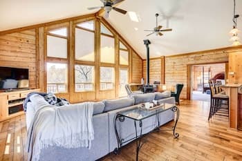 Spacious Mariposa Cabin w/ Deck & Private Hot Tub!
