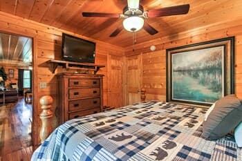Sevierville Cabin Stay w/ Spacious Deck!