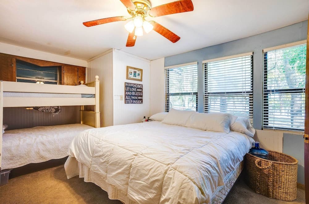 'the Whacky Shack' Family Cabin w/ Fire Pit!