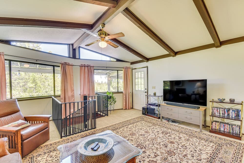 Peaceful Groveland Home w/ Deck + Fire Pit!