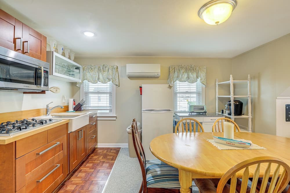 Water Views: Wildwood Crest at Sunset Lake Apt!