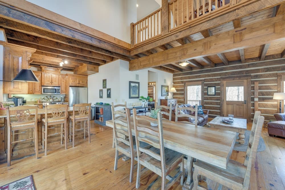 Hot Tub & Fire Pit: Secluded Gem in Franklin