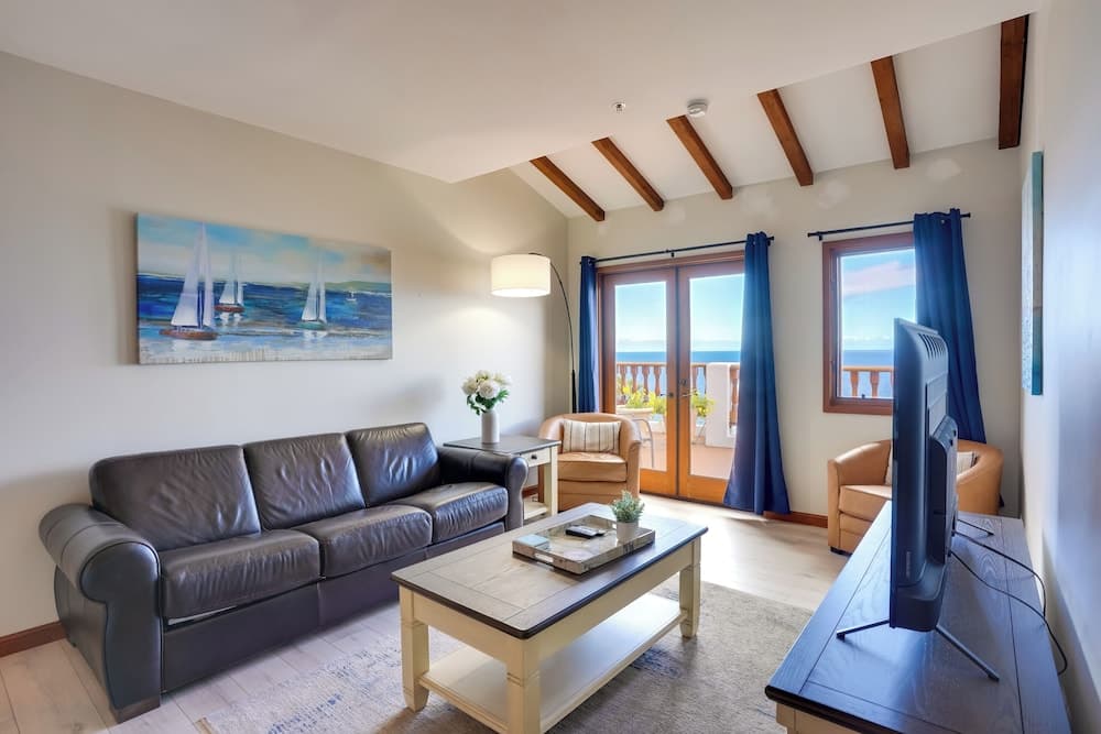 Bright Catalina Island Condo w/ Ocean Views!