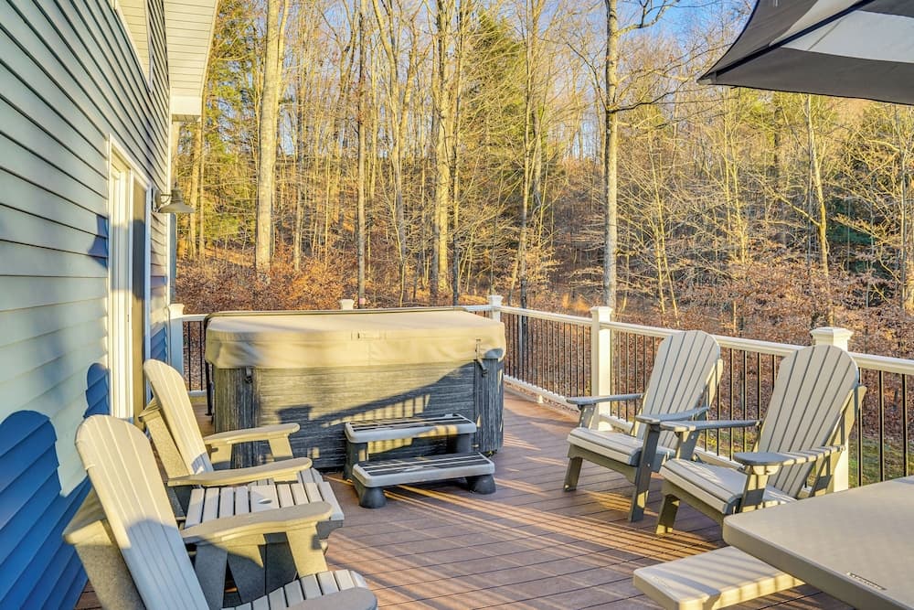 Hot Tub, Grill & Mtn Views! Benezette Cabin