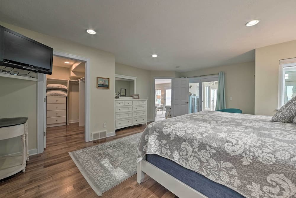 Getaway on Crystal Clear Lake: Main & Guest House!